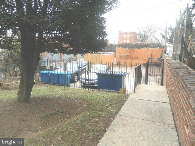 Building Photo - 513 12th St NE