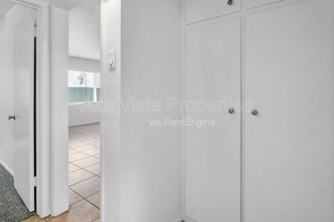 Building Photo - 425 Bonair St