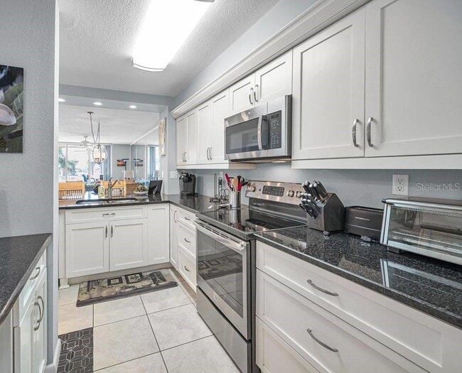 Building Photo - 5901 Bahia Del Mar Cir N