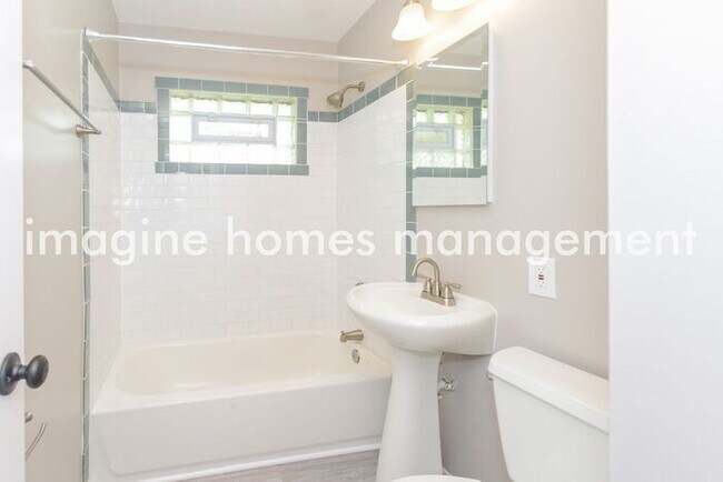 Building Photo - 2521 Oregon Ave S