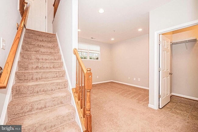 Building Photo - SPACIOUS 2 LEVEL CONDO WITH LOFT