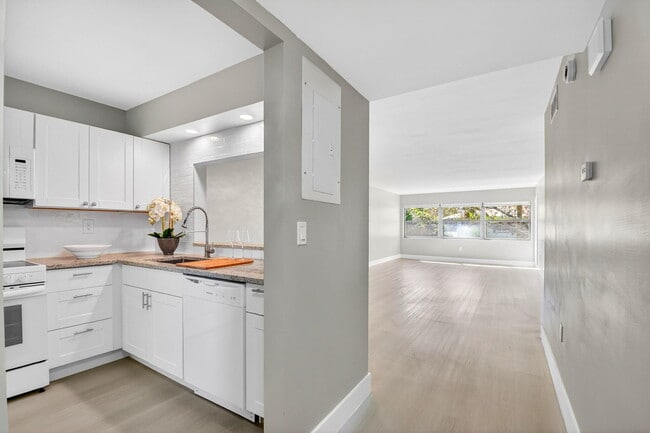 Building Photo - 2018 SW 29th Ct