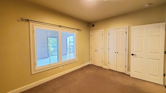 Building Photo - 133 W Northwood Ln