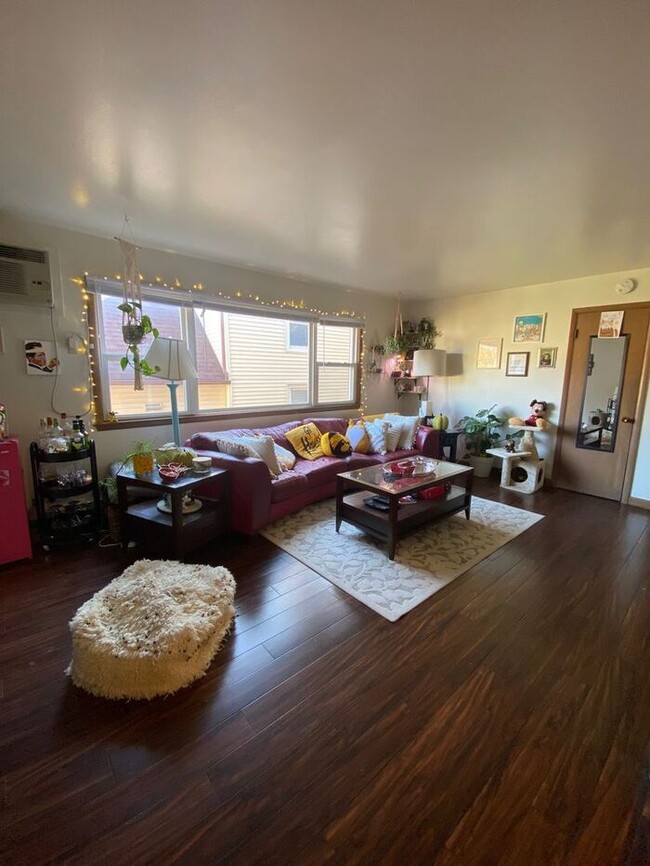 Building Photo - $1,250 | 2 Bedroom, 1 Bathroom Apartment |...