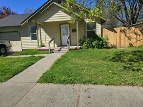 Building Photo - 2 bedroom 1 bath for Rent in Grants Pass