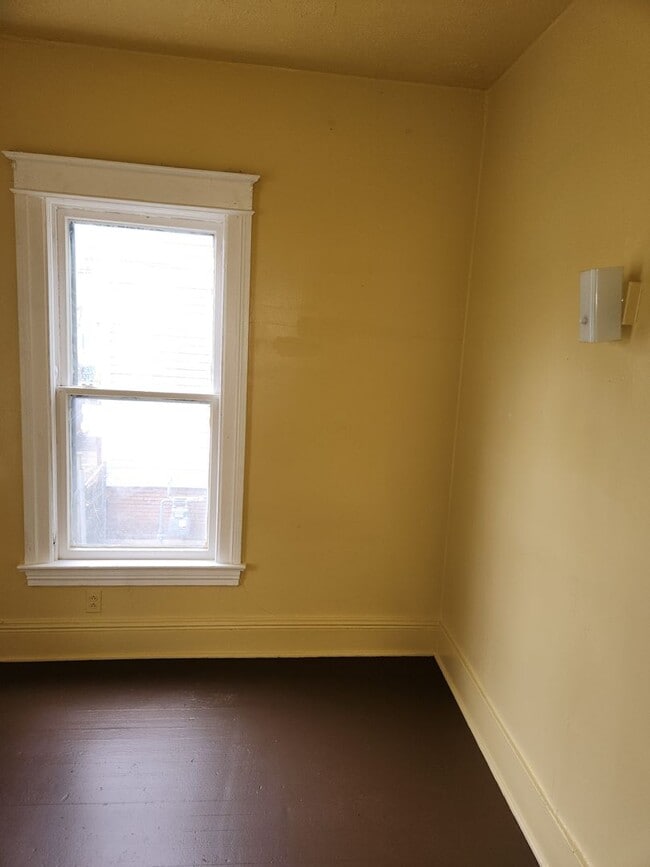 Building Photo - 11 Renwood St