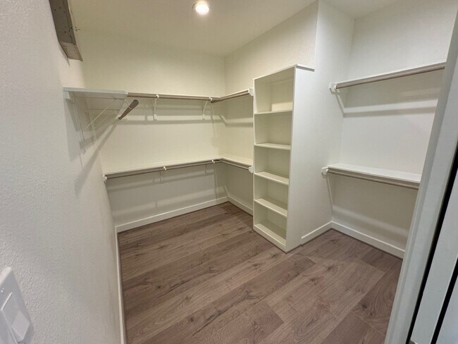 Building Photo - 3013 Hicks St