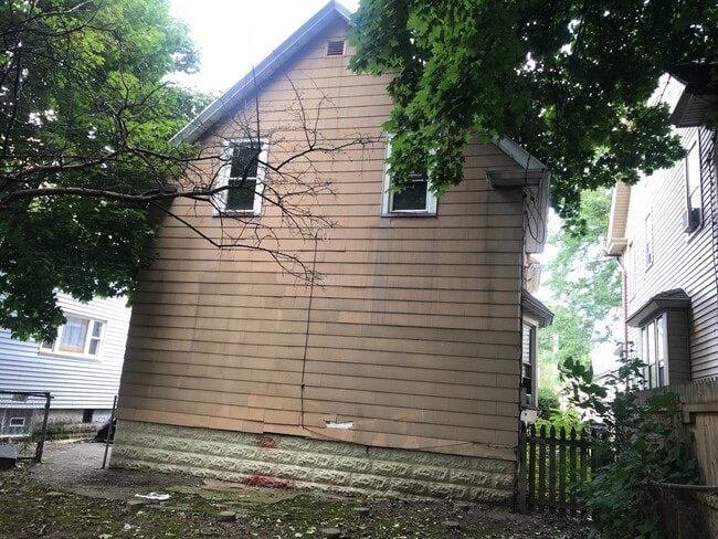 Building Photo - NICE 3 BEDROOMS WITH FULL BATH MOVE-IN READY!