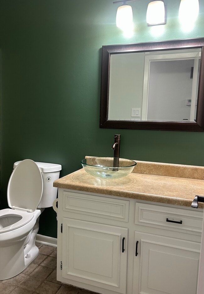 Building Photo - 7104 Foxrun East End Dr