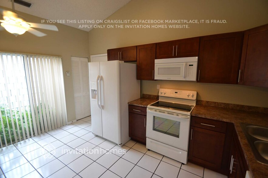 Building Photo - 9900 SW 59th Ct