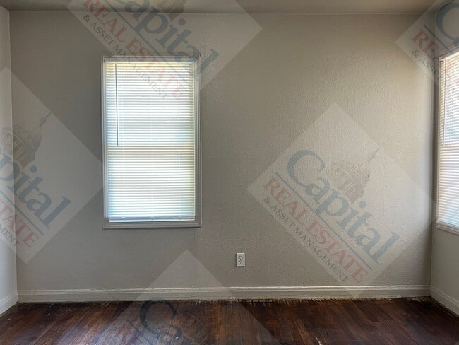 Building Photo - Spacious 3 Bedroom