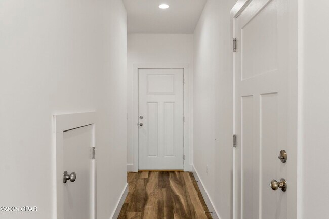 Building Photo - 7031 Patronis Dr