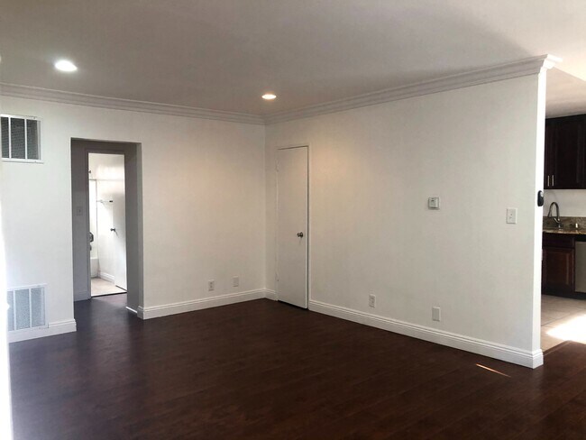 Building Photo - 6023 Whitsett Ave