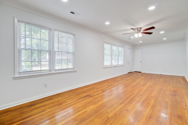 Building Photo - 816 E Estates Blvd