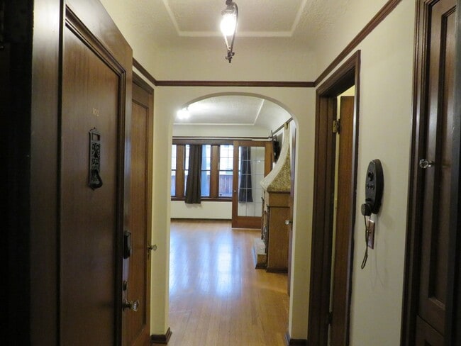 Building Photo - Capitol Hill Studio $1550.00,  W/S/G included. La Flor Condominiums.