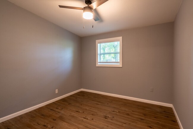 Building Photo - Unique Tulsa Home Available Now! 3 bedroom...