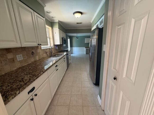 Building Photo - Gulf Breeze - Proper - 5 bedroom, 3.5 bathroom with pool and lawn care included