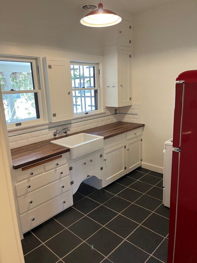 Building Photo - 135 E Ave 42