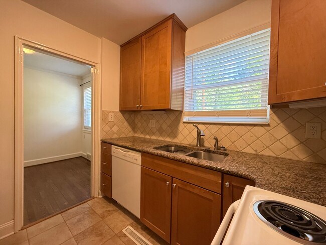 Building Photo - 715 N Avalon Rd