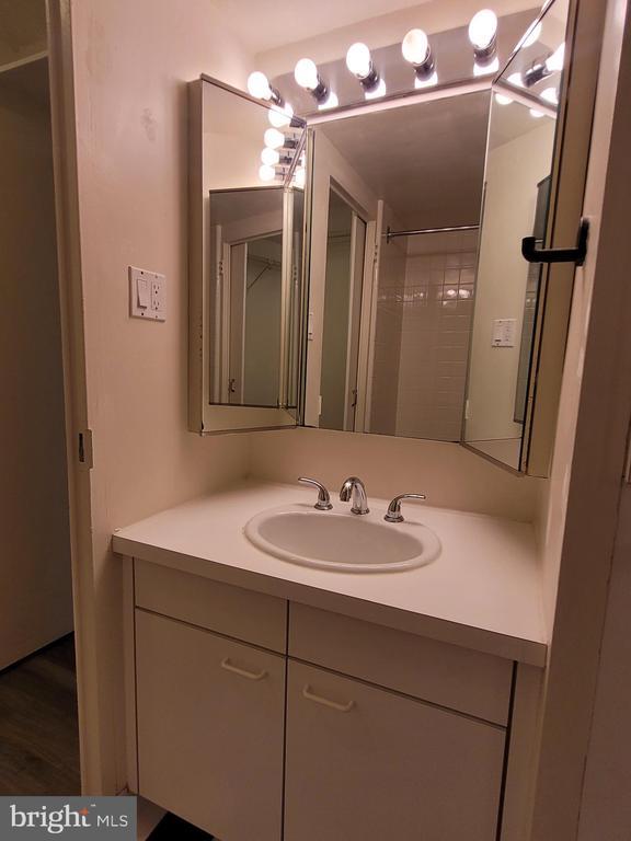 Building Photo - 604 S Washington Square