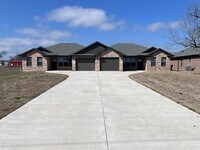 Building Photo - 633-635 Friendship Rd