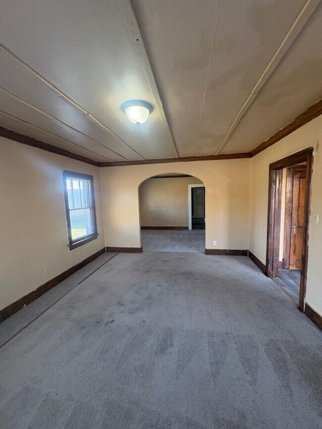 Building Photo - 1208 NE Jefferson Ave