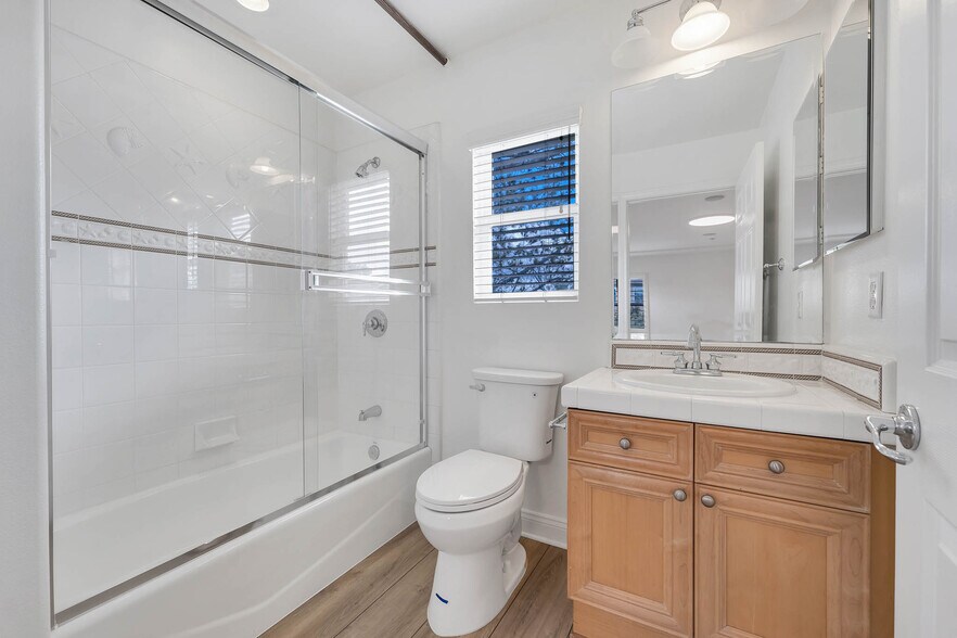 3rd Upstairs Bedroom En Suite Full Bathroom - 12215 Delante Ct