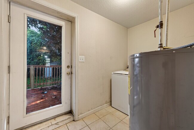 Building Photo - 1065 Lindenwood Ave