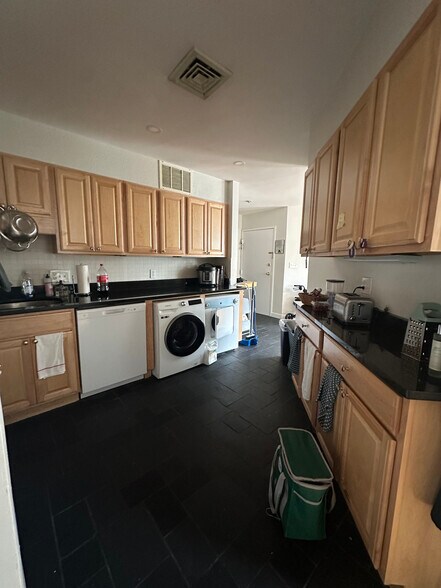 Building Photo - 100 Riverway