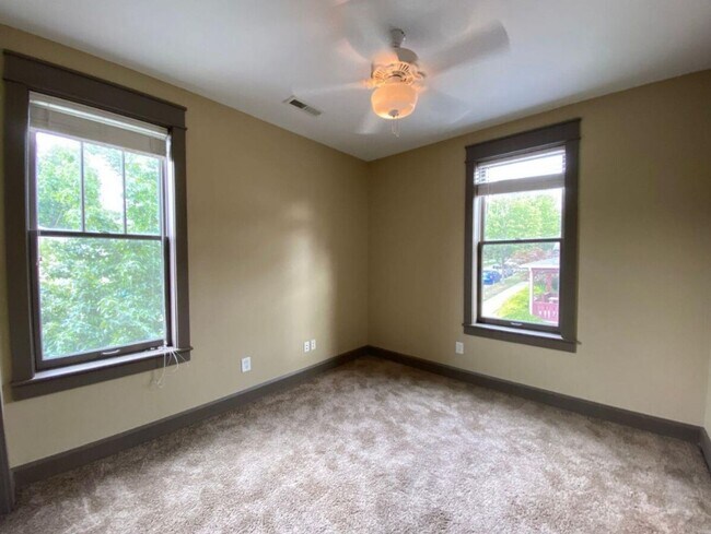 Building Photo - 509 E Hillside Dr