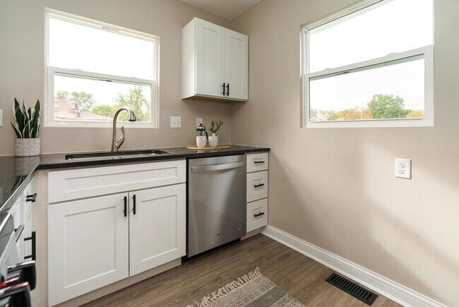 Building Photo - 2220 Sale Rd