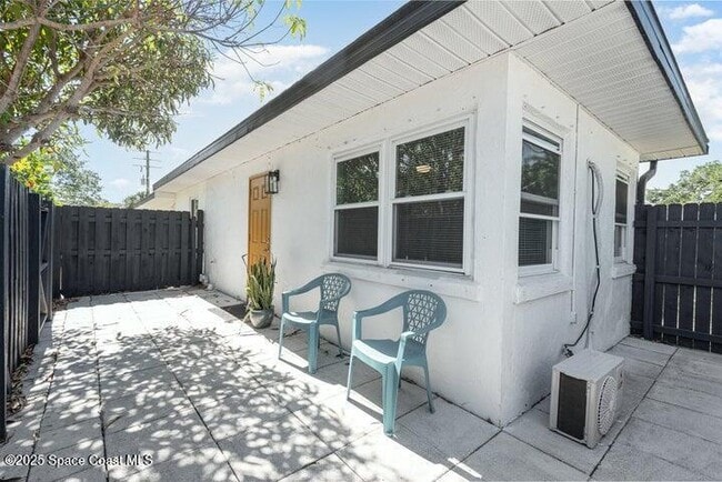 Building Photo - 215 N Riverside Dr