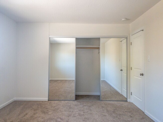 Building Photo - 2BD 1BA Recently Renovated Unit! Parking! PROGRESSIVE