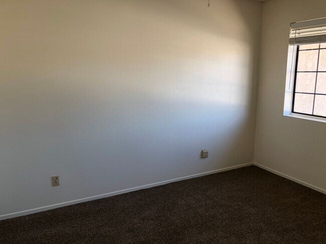 Building Photo - 2 BR Condo in gated community with many ut...