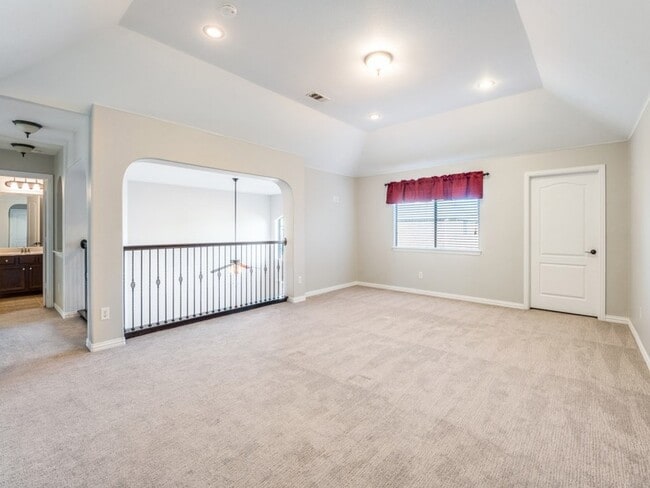 Building Photo - 3250 Woodbine Tr