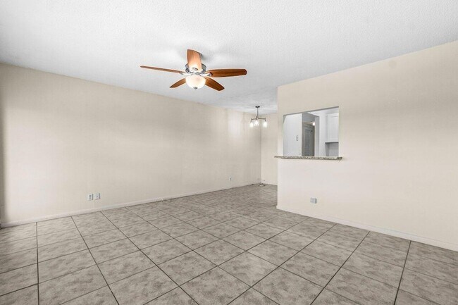 Building Photo - 52 Kingswood E