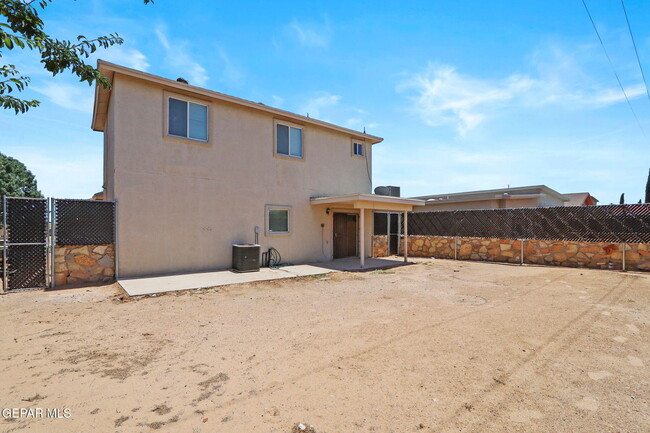 Building Photo - 2057 Shreya St