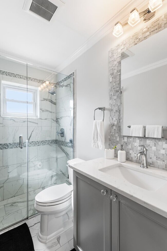 Building Photo - ** OLDE NAPLES ** 2 BED / 1 BATH - CONDO - TURNKEY - 3 BLOCKS FROM GULF - SEASONAL OR SHORT TERM