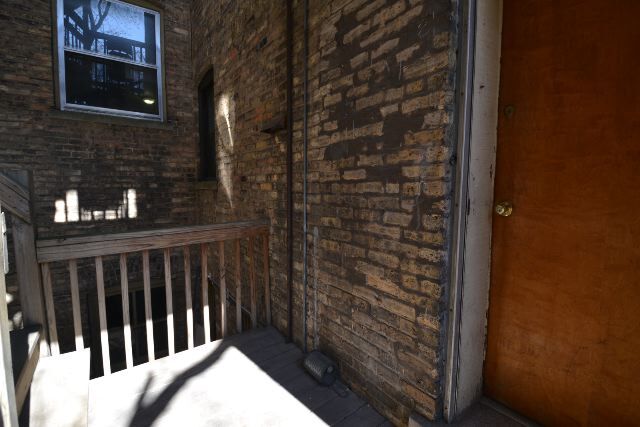 Building Photo - 923 W Waveland Ave