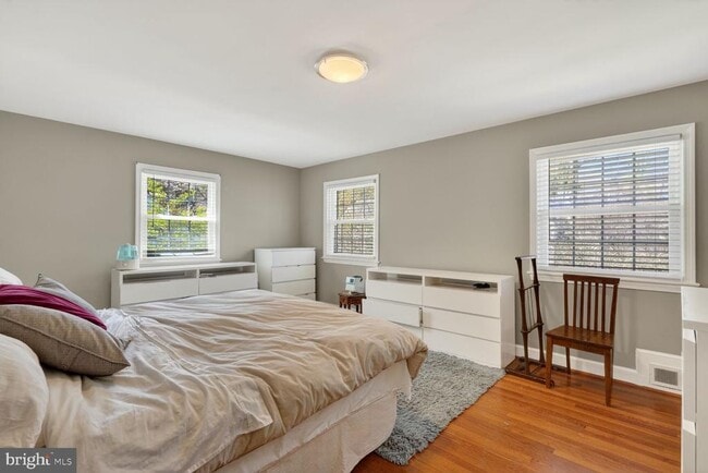 Building Photo - 7215 Rollingwood Dr