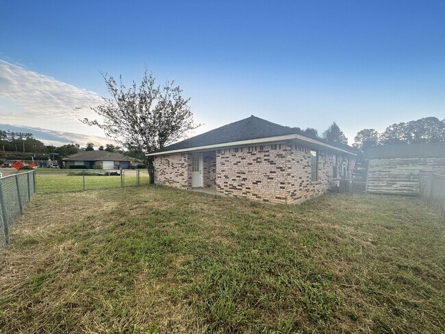 Building Photo - 5415-5415 Brookhollow Dr