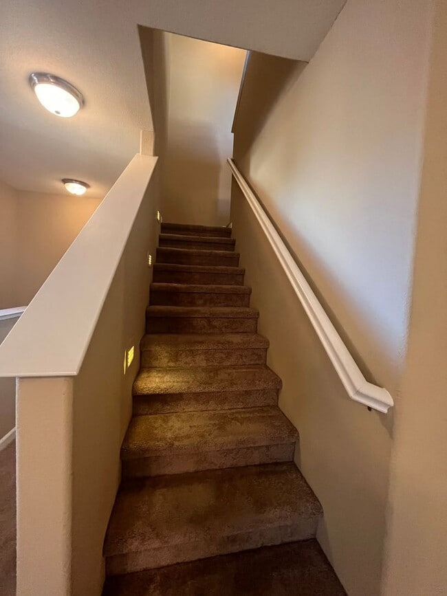 Building Photo - Spacious 3bed 2.5 bath available in Regency Park
