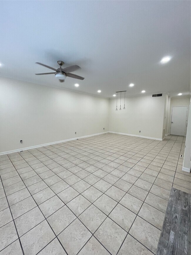 Building Photo - 640 Wilcrest Dr