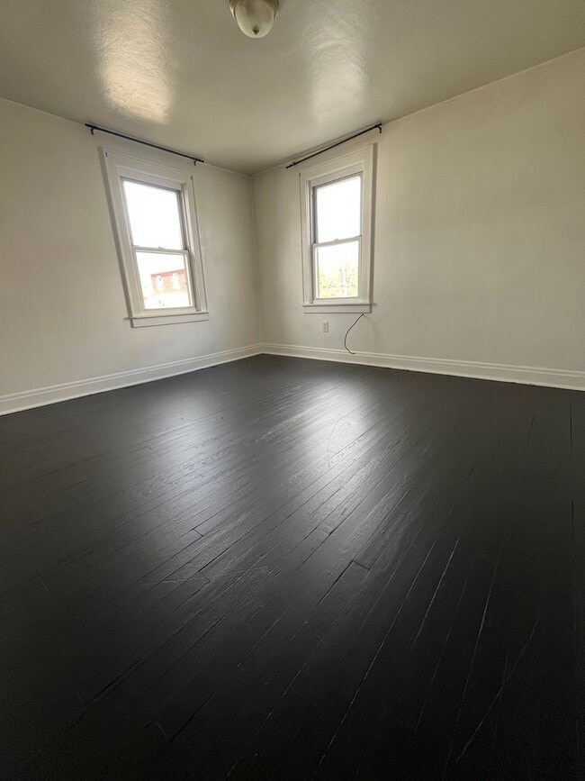 Building Photo - Three Bedroom Single Family House