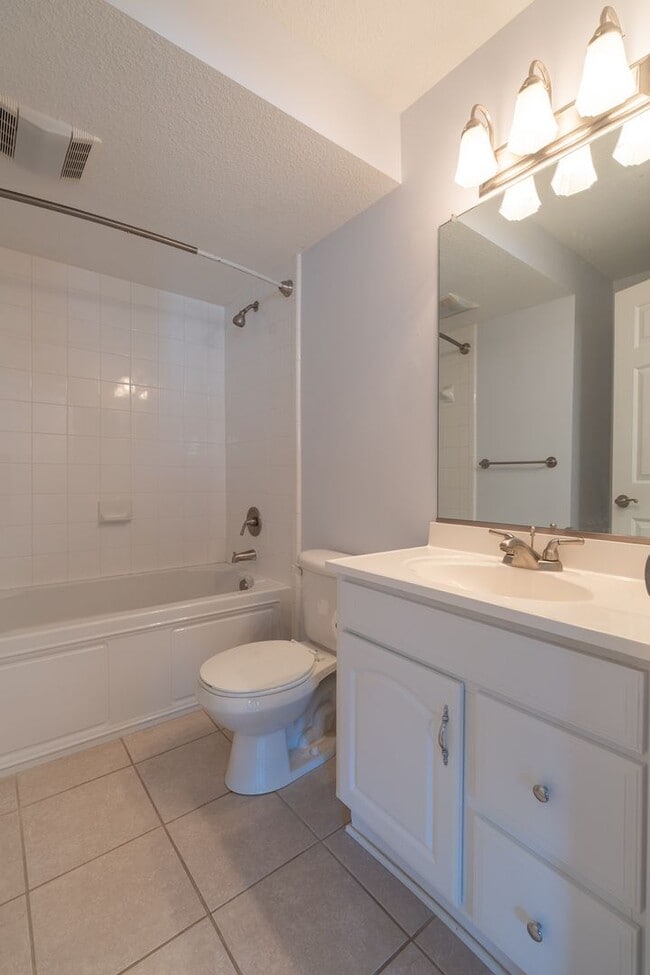 Building Photo - MOVE IN READY 2-bedroom in Virginia Beach!