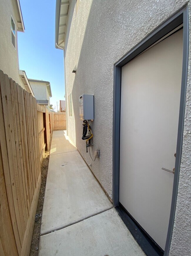 Building Photo - Corner lot Woodside Home in NW Visalia com...