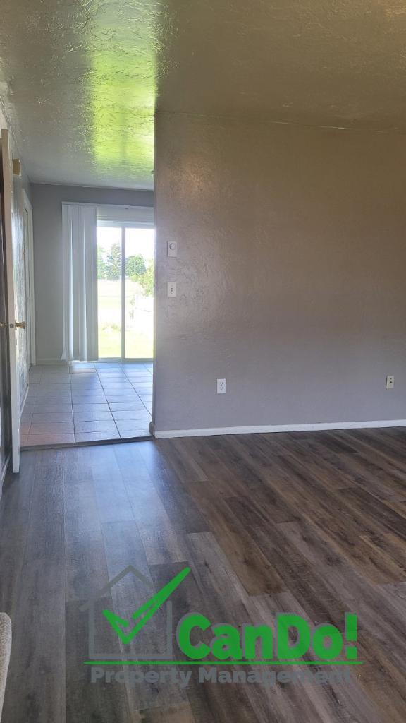 Building Photo - Newly remodeled 2 bedroom, 1.5 bathroom townhome in Blackfoot with Fiber Internet- Available now!