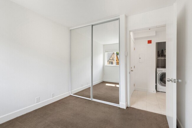 Building Photo - Admiral District 1 Bedroom Condo with Laun...