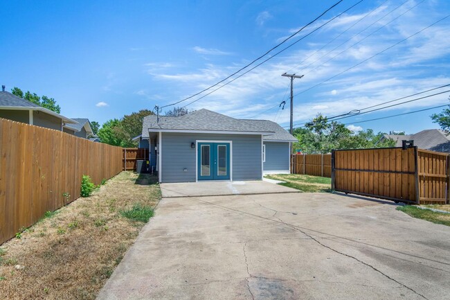 Building Photo - Updated Oak Cliff home on desirable corner...