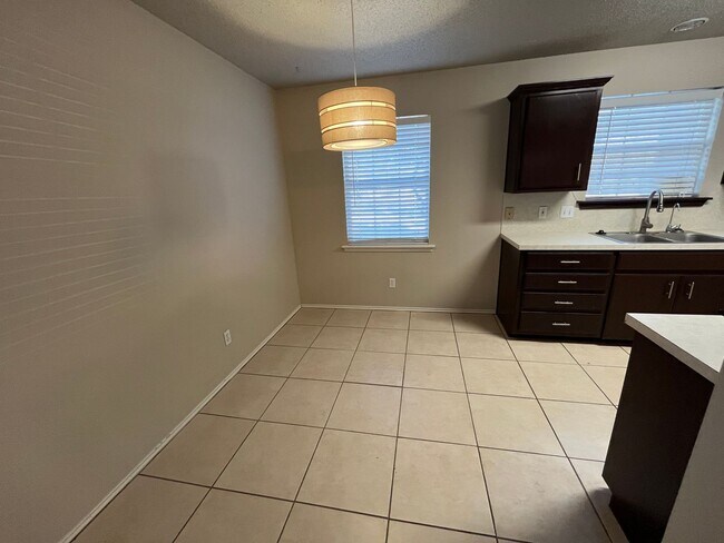 Building Photo - Cute Cottage